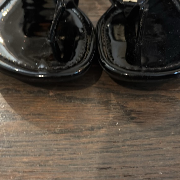 Tory Burch Ali Thong Sandals Black Patent Leather Gold Logo Size 11 - Picture 3 of 6